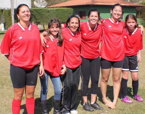 Nádilla (segunda da dir. para esq.) estreou nos jogos nas competições de futebol e vôlei