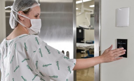 Porta com sensor no bloco cirurgico do Hospital Mater Dei